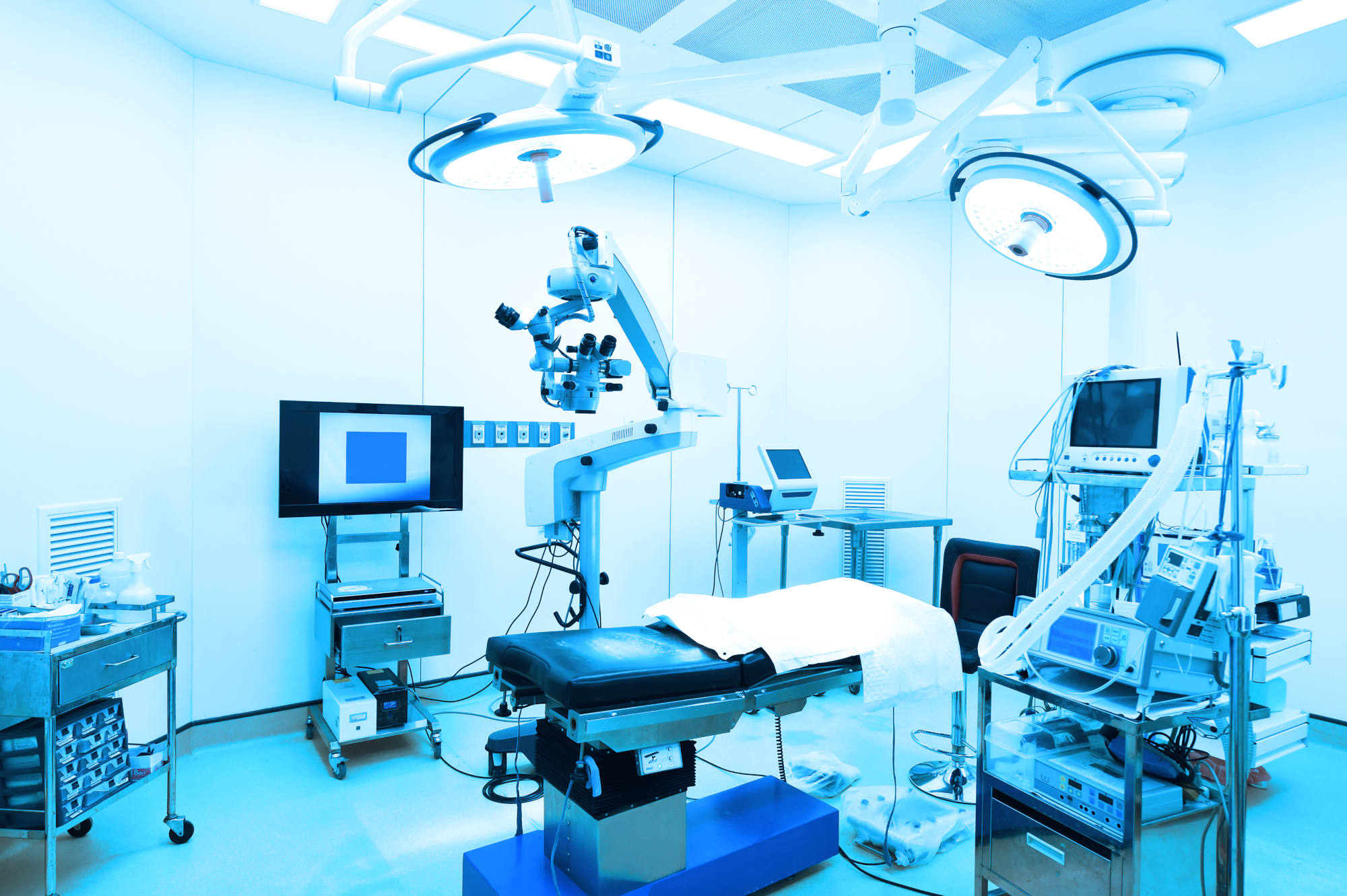 Equipment and medical devices in modern operating room - Depositphotos_164806690_XL